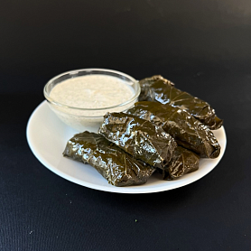 Долма з соусом мацоні